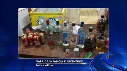 Pol Mica C Es S O Flagrados Bebendo Vinho Em Festa Clandestina O